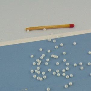 Pearly bright seed beads 2,5 mms, 10 g.