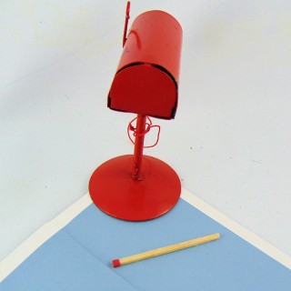 Boite aux lettres sur pied en métal rouge pour maison de poupée 8 cm