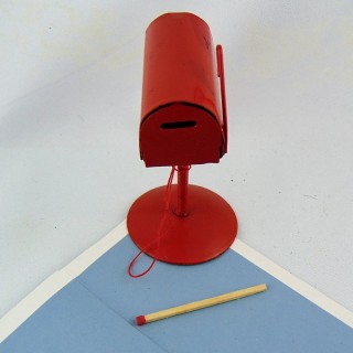 Caja de cartas de soporte de metal rojo para casa de muñecas 8 cm