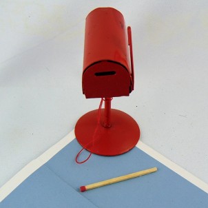 Boite aux lettres sur pied en métal rouge pour maison de poupée 8 cm