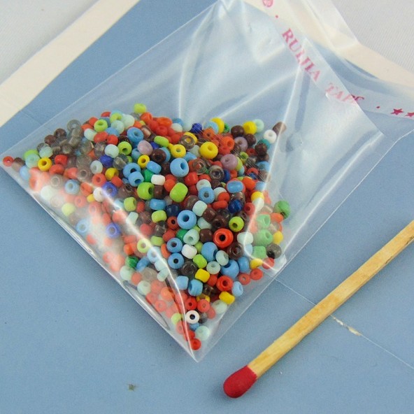 Perles de rocaille en mélange de taille et couleur par 10 g.