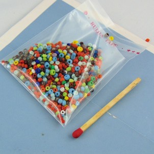 Perles de rocaille en mélange de taille et couleur par 10 g.
