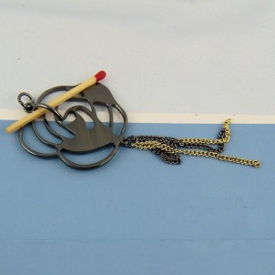 Pendentif métal noir avec strass et pendants  4,5 cm