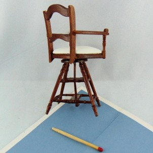 Kleiner hoher Stuhl Puppe 9,5 cm.