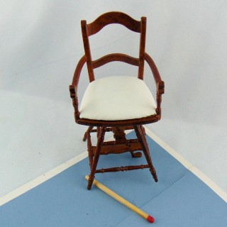 Kleiner hoher Stuhl Puppe 9,5 cm.