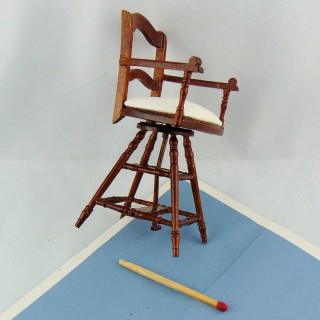 Chaise haute miniature poupée 9 cm.