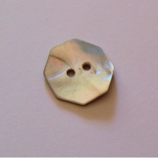 Botón octogonal de nácar dos agujeros 15 mm