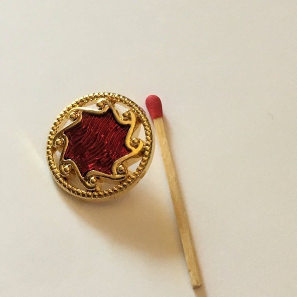 Big red-footed haute couture button 27 mm