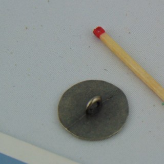 Pie de flor grabado con botón de metal plateado 13 mm.