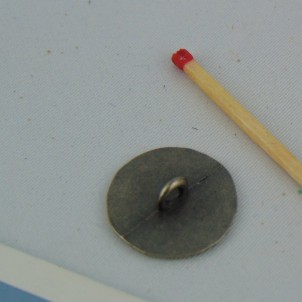 Bouton en métal argenté gravé ethnique à pied 2 cm.