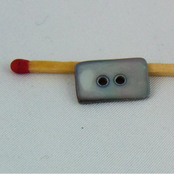 Rectangular buttons in haberdashery 2 holes, 6 mm.