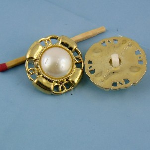 Shank golden button, white, bulged 3 cms.
