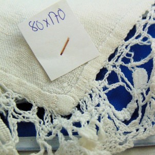 Synthetic lace coupon on satin 80 cm x 180 cm