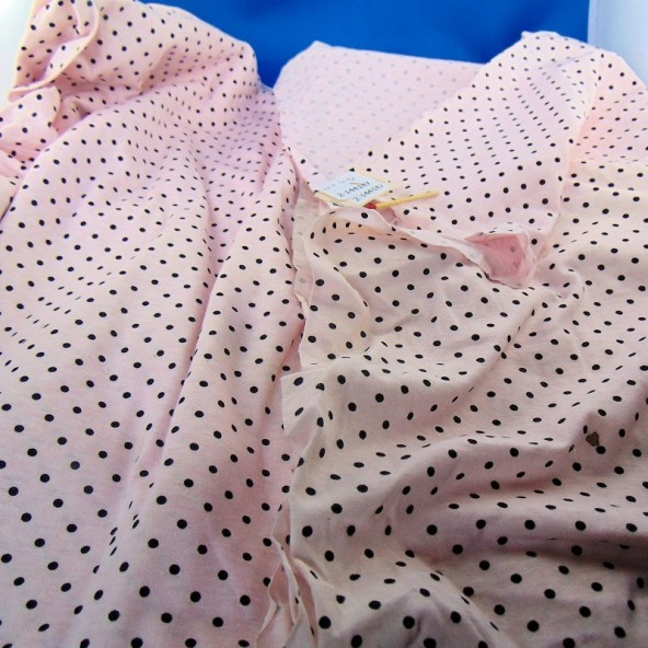 Tejido de algodón con puntos de polka de punto suave por 50 centímetros en 160 cm