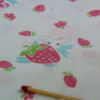 Tissu coton imprimé de fraises par 50 centimètre en 65 cm