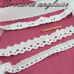 Broderie anglaise.